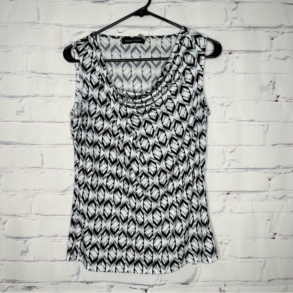 Ivanka Trump small black and white top‎